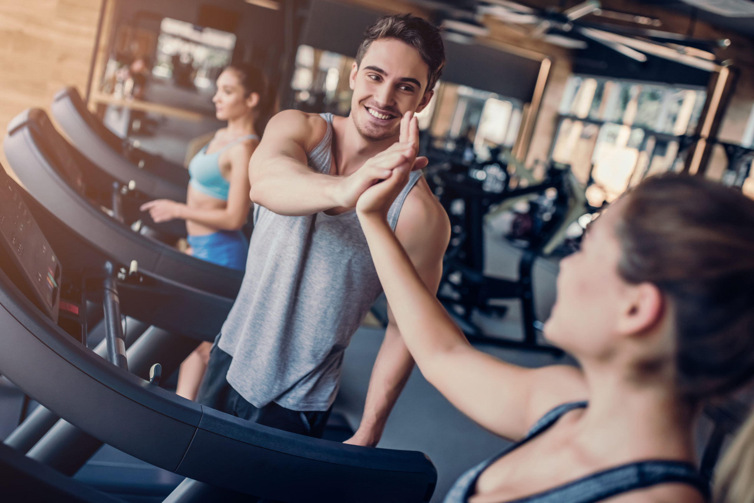 Menschen unterschiedlichen Alters beim Training im LOVFIT Club